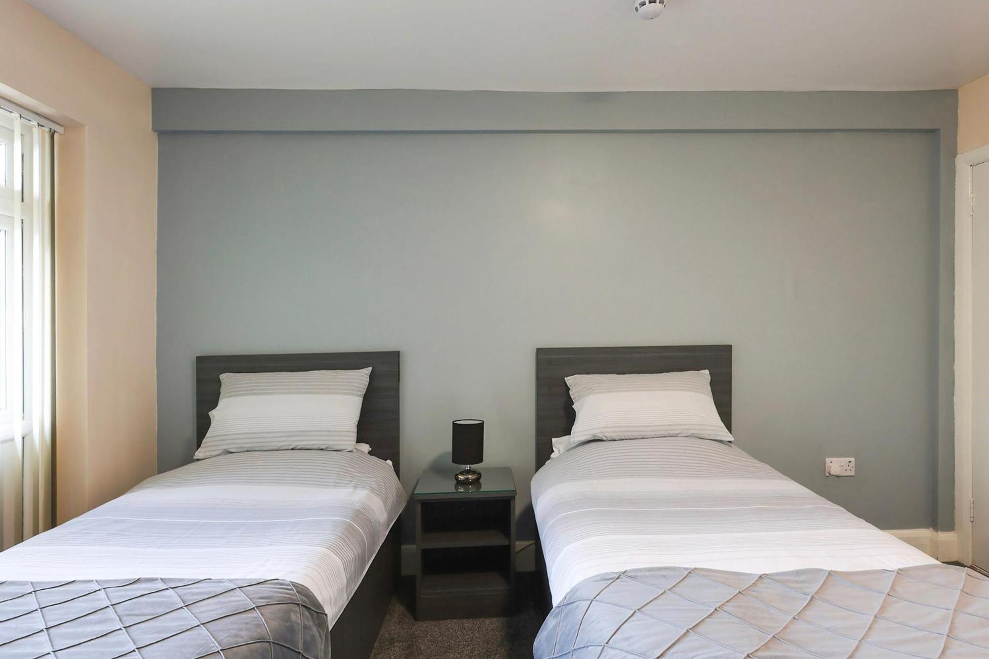 Oyo Honeycroft Lodge Ъксбридж Екстериор снимка